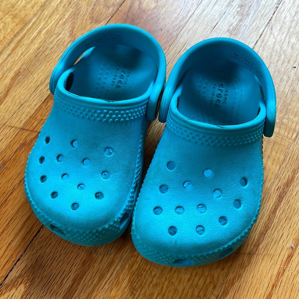 6T turquoise crocs